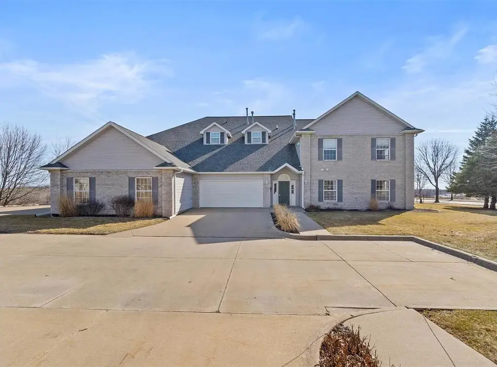 49 Duck Creek Pl, Iowa City, IA 52246 2 beds  2 baths 1,593 sqft