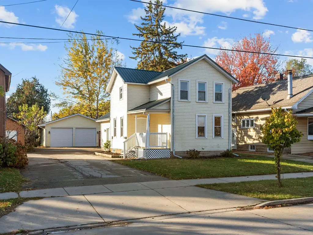 1503 W College Ave, Appleton, WI 54914 3 beds  3 baths 1,280 sqft