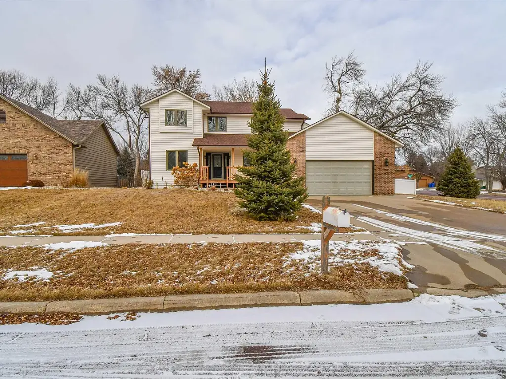 6000 W Winterberry Cir, Sioux Falls, SD 57106 4 beds  4 baths 3,024 sqft