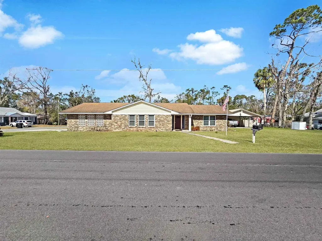 202 Florda St W, Perry, FL 32347 6 beds  3 baths 2,917 sqft