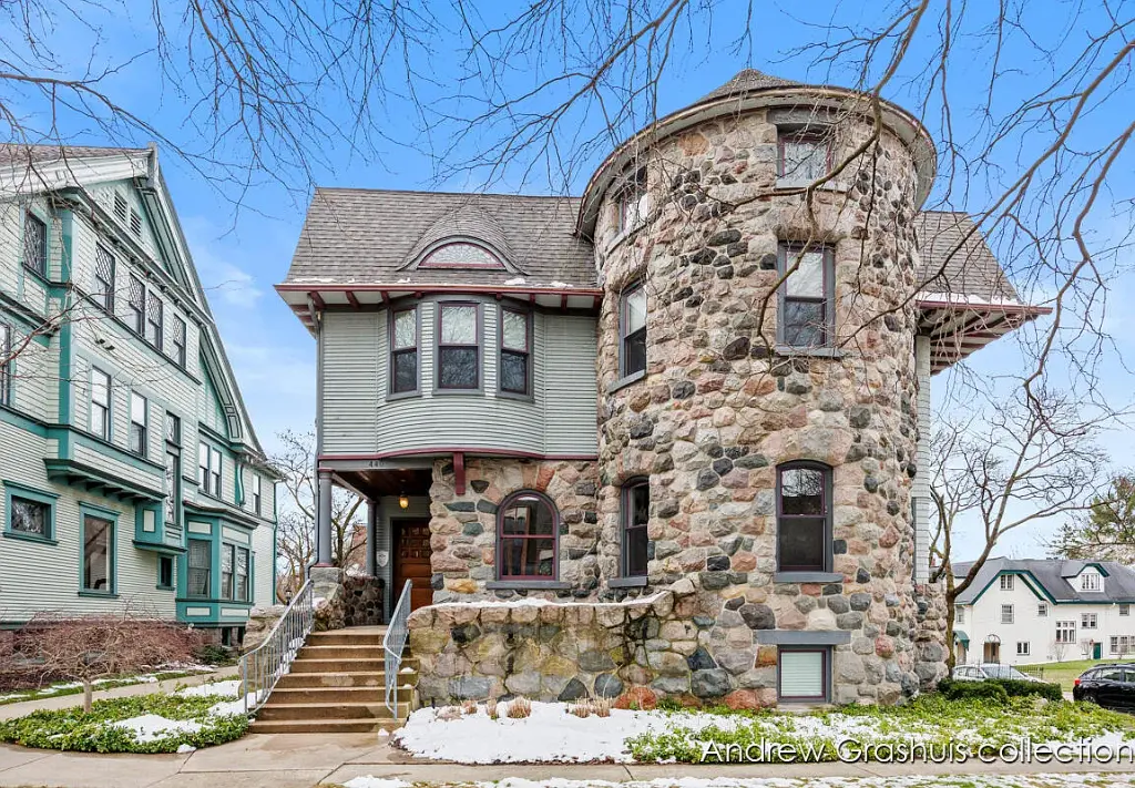 440 Fulton St E, Grand Rapids, MI 49503 2 beds  2 baths 1,618 sqft