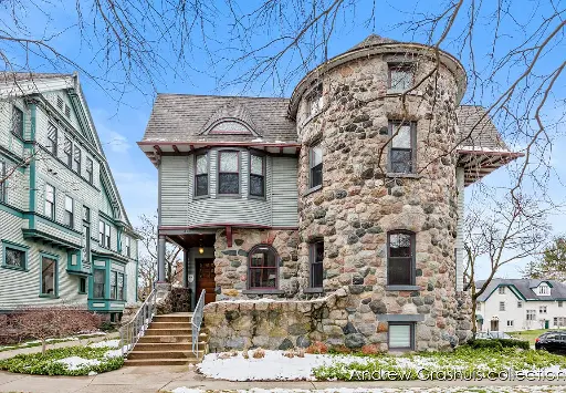 440 Fulton St E, Grand Rapids, MI 49503 2 beds  2 baths 1,618 sqft